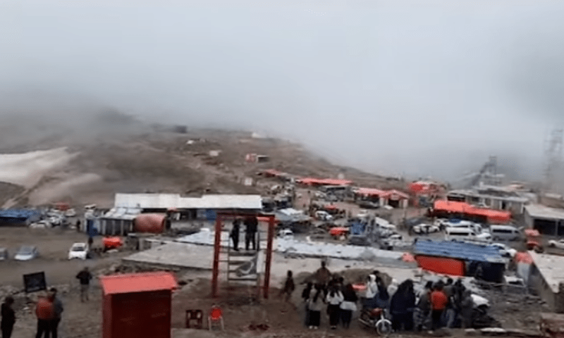 بارشوں کے بعد دلفریب مناظردیکھنے کیلئے سیاح بابوسر ٹاپ پہنچ گئے