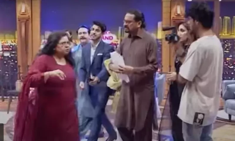 شازیہ منظور کامیڈی شو کے دوران برہم، ٹیم کو &rsquo;حد میں رہنے&lsquo; کا مشورہ