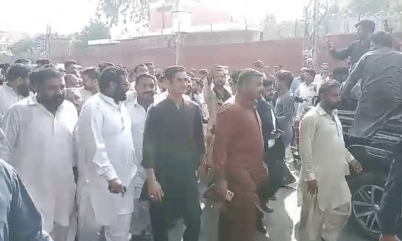 ملتان: قتل کیس میں پیشی پرآنے والوں کا ایس ایچ او پر حملہ