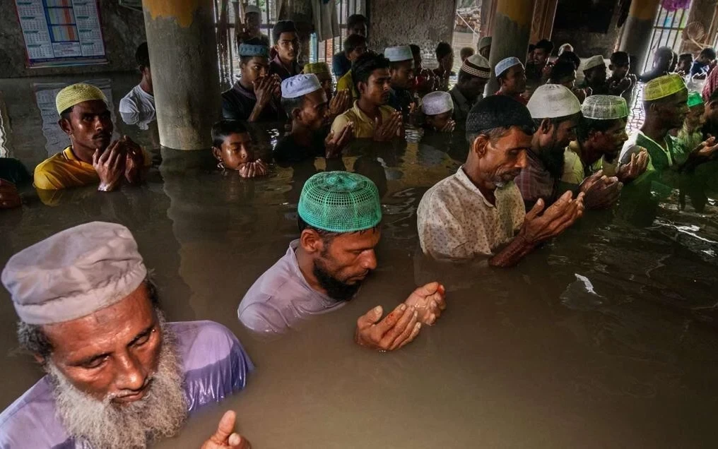 مسجد کے اندر سینے تک سیلابی پانی میں ڈوبے نمازی، تصویر کی حقیقت کیا ہے