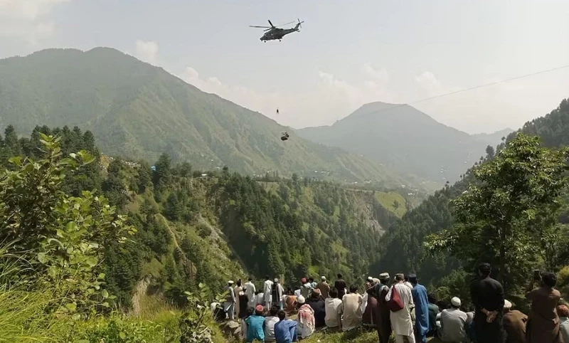 لائیوکوریج: بٹ گرام میں طلبہ سینکڑوں فٹ بلند چیئرلفٹ میں محصور، کمانڈوز کا آپریشن