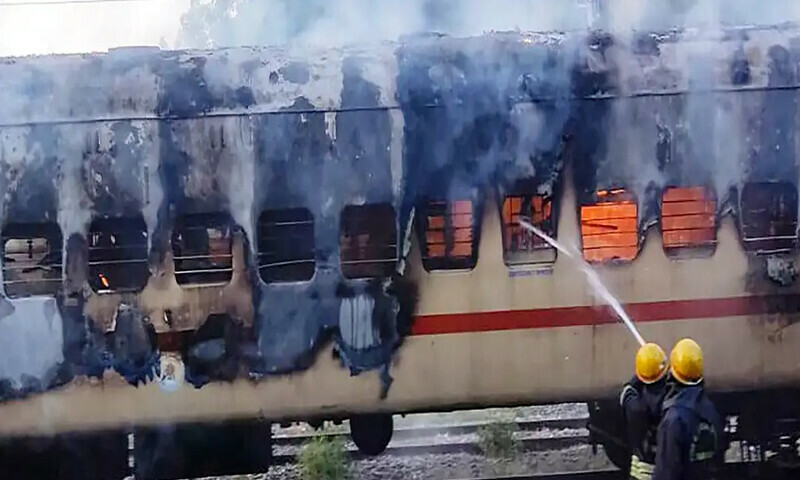 ٹرین میں چائے بنانے کی کوشش، 9 افراد زندہ جل گئے