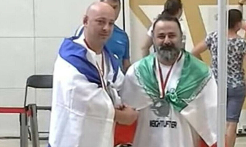 اسرائیلی کھلاڑی سے ہاتھ ملانے پر ایرانی ویٹ لفٹر پر تاحیات پابندی عائد