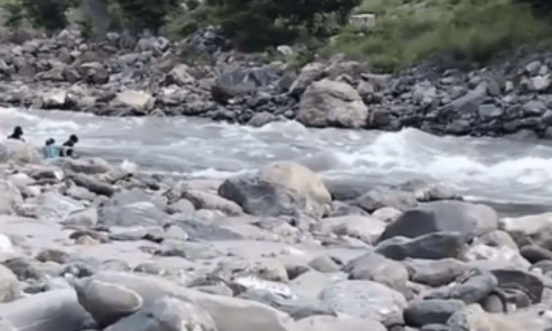 گرمی کے ستائے سیاحوں کی ناران آمد، ’نین سکھ‘ دریائے کے کنارے ڈیرے ڈال دئیے