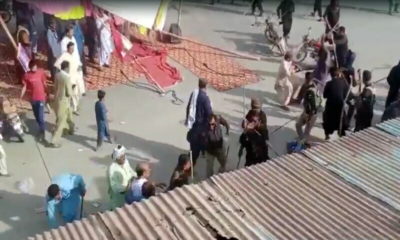 کندھ کوٹ: مغویوں کی بازیابی کیلئے دھرنے پر بیٹھے شہریوں پر پولیس کا لاٹھی چارج، 10 زخمی