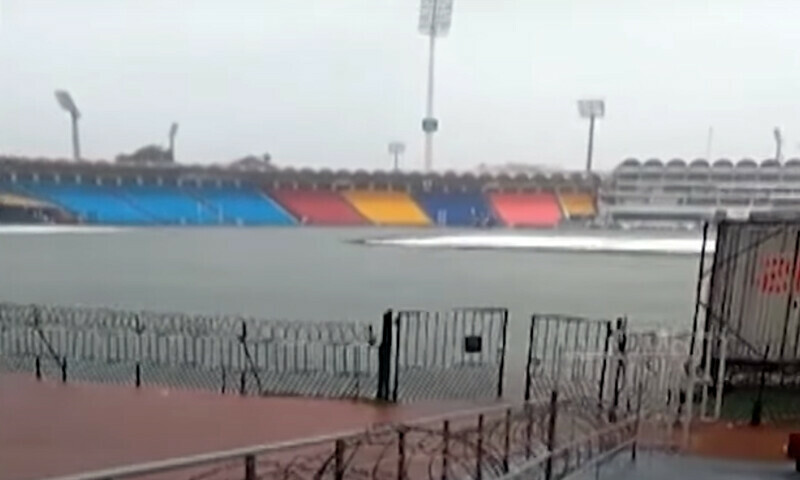 لاہور میں بارش سے جل تھل ایک، قذافی اسٹیڈیم ڈوب گیا