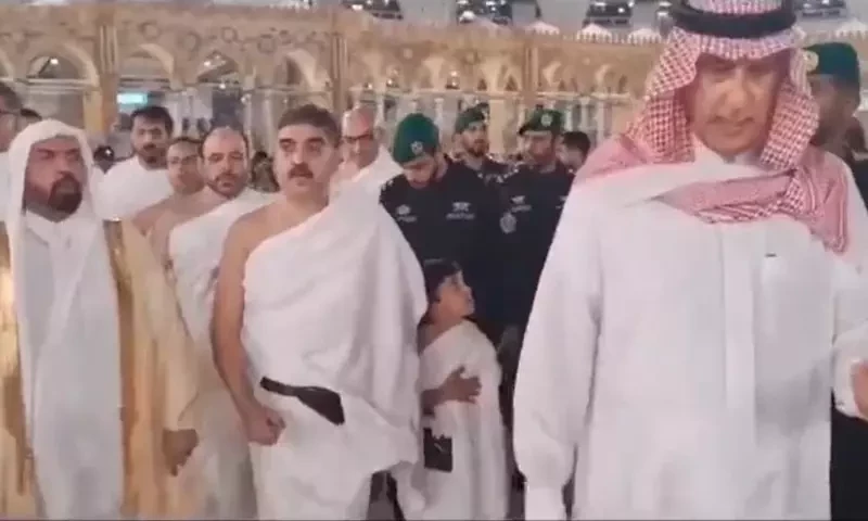 نگراں وزیراعظم نے ادائیگی عمرہ کی سعادت حاصل کرلی، خانہ کعبہ میں نماز پڑھی
