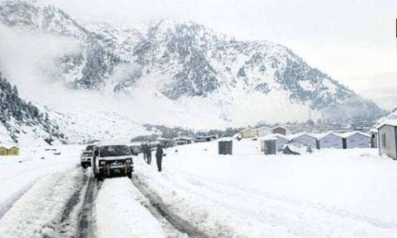 ناران بابو سر ٹاپ اور وادی کاغان میں ٹھنڈی ہوائیں چلنے لگیں، موسم سرد ہوگیا