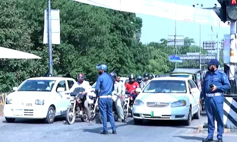 لاہور: ہیلمٹ نہ پہننے پر 2000 کا جرمانہ، شہریوں کا مہنگائی کا شکوہ