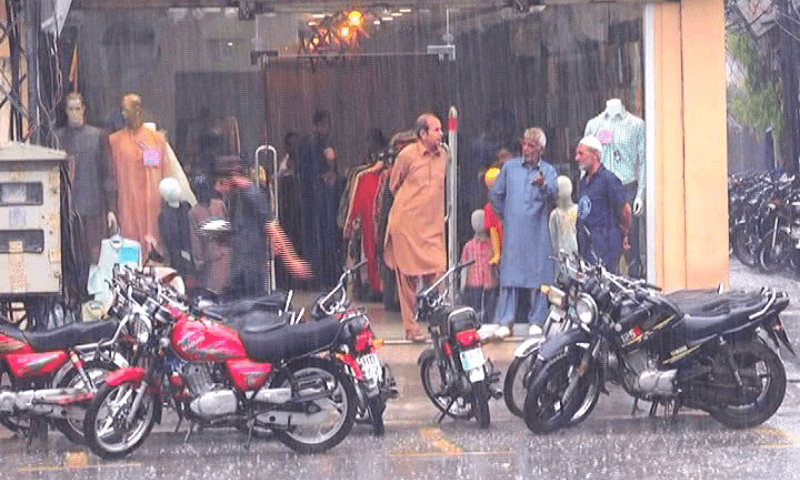 لاہور سمیت پنجاب کے مختلف شہروں میں بارش، اسموگ میں کمی امکان