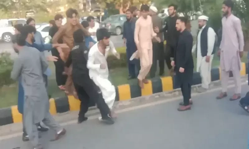 نواز شریف کی پیشی پر عدالت کے باہر لیگی کارکنوں میں جھگڑا