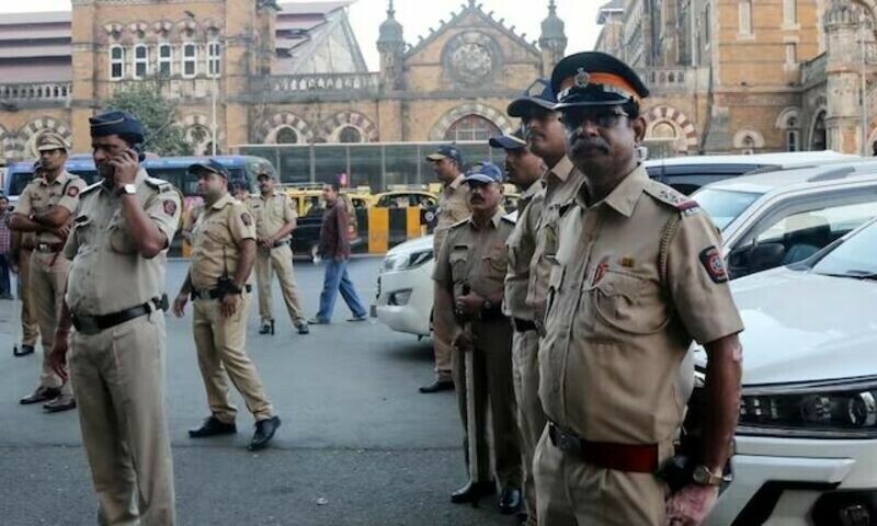 خاتون کی پولیس سے اپنا ’سکون‘ ڈھونڈنے کی فرمائش، جواب میں نہلے پر دہلا