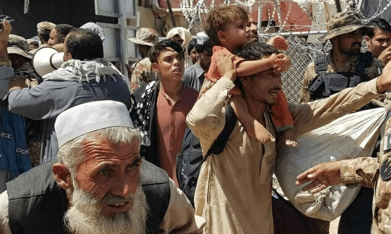 چمن میں قائم ہولڈنگ کیمپس میں افغان مہاجرین کی واپسی سے قبل رجسٹریشن جاری