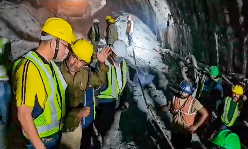سرنگ میں دبے مزدوروں کو نکالنے میں بھارت چوتھے دن بھی ناکام