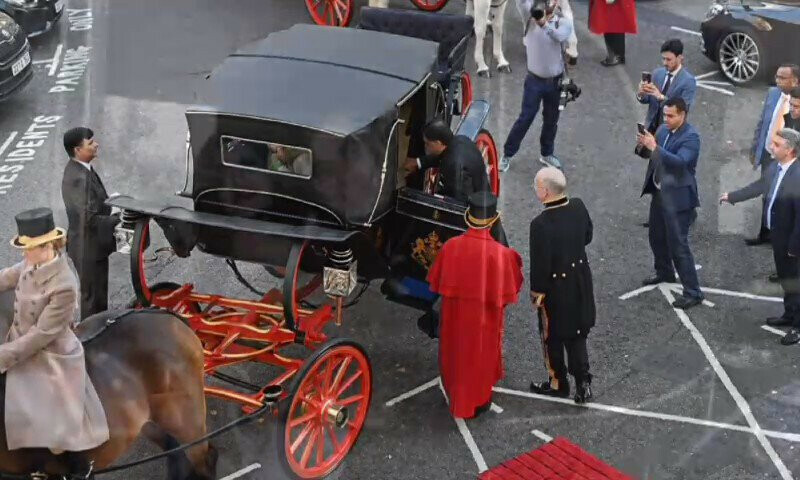 برطانوی بادشاہ کو اسناد پیش کرنے پاکستانی ہائی کمشنر بگھی میں کیوں گئے
