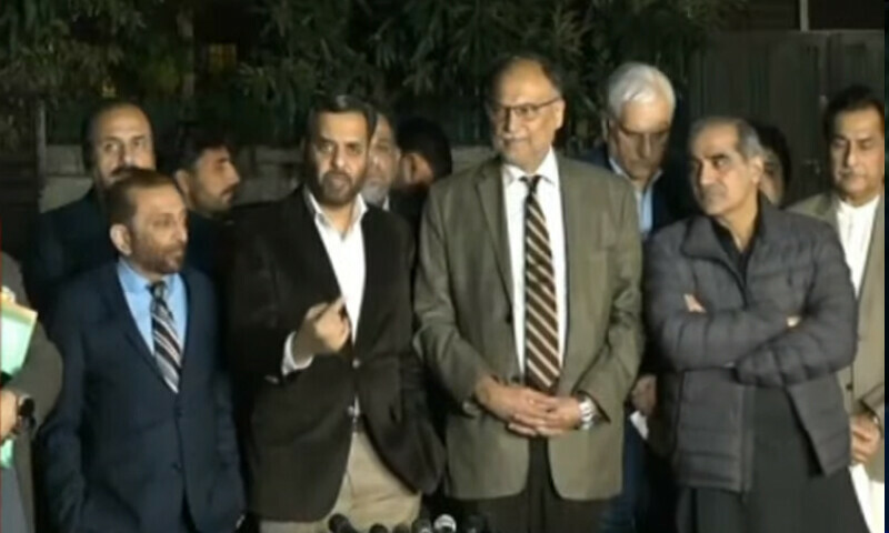 ایم کیو ایم سے وعدہ کیا ہے آئندہ پارلیمنٹ سے آئینی ترمیم منظور کروائیں گے، احسن اقبال