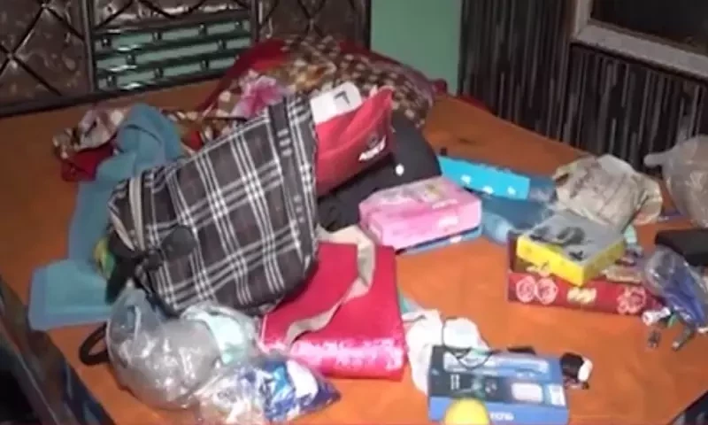 کراچی : ڈاکوؤں کی پولیس وردی میں واردات، طلائی زیورات، موبائل فون اور رقم لوٹ لی