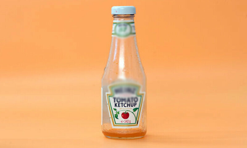 بوتل سے کیچپ کا ایک ایک قطرہ نچوڑنے کا آسان لیکن خطرناک طریقہ