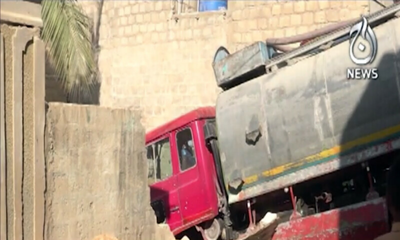 کراچی: گھر میں گھسنے والا ٹینکر تاحال نہ نکالا جاسکا