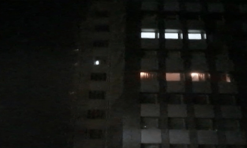 کراچی : شارع فیصل پرعمارت میں آتشزدگی، چھت پر موجود 3 افراد کو ریسکیو کرلیا گیا