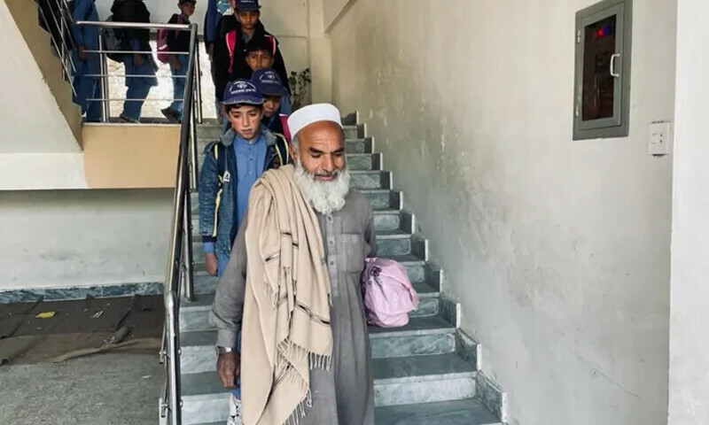 63 برس میں اسکول میں داخلہ مہنگا پڑ گیا، ٹک ٹاکرز نے زندگی مشکل کردی