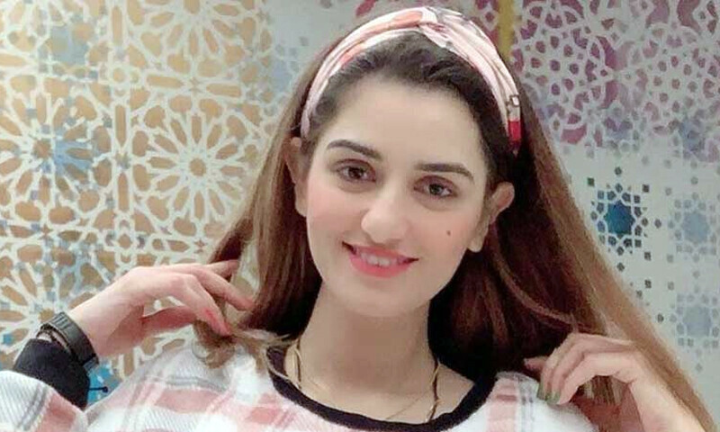 صندل خٹک کی سیاست میں انٹری، کاغذات نامزدگی جمع کرادیے