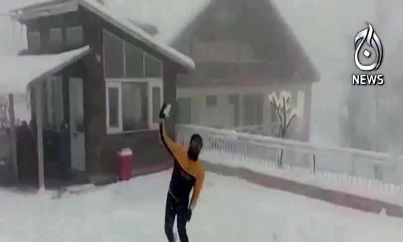 وادی کاغان میں برفباری کے بعد سیاحوں کی موج مستیاں