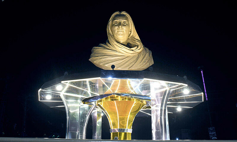 لاڑکانہ میں شہید بینظیر بھٹو کا مجسمہ مرکزی چوک پر نصب