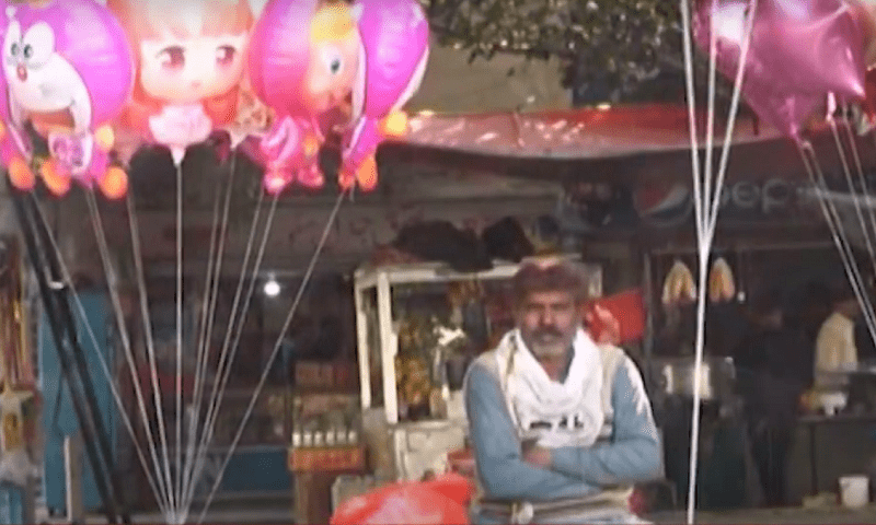 اسلام آباد کا غبارہ فروش غربت کو شکست دینے میں مصروف