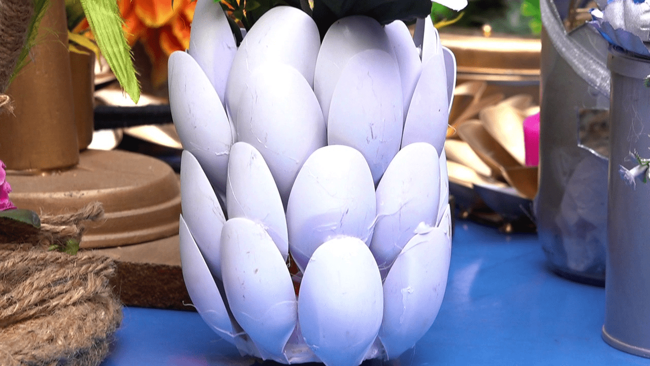 پشاور میں ماحولیاتی کارکن خاتون پلاسٹک کو فن پاروں میں بدلنے لگیں