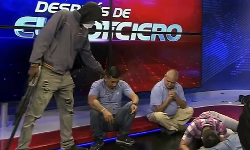 نقاب پوش بندوق بردار ٹی وی اسٹوڈیو میں داخل، حکومت کے خلاف جنگ کا اعلان