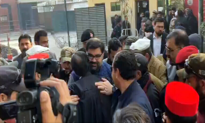 عدالت میں درخواستگزار پر اے این پی کارکنان کا تشدد ، چیف جسٹس پشاور نے سماعت چھوڑ دی