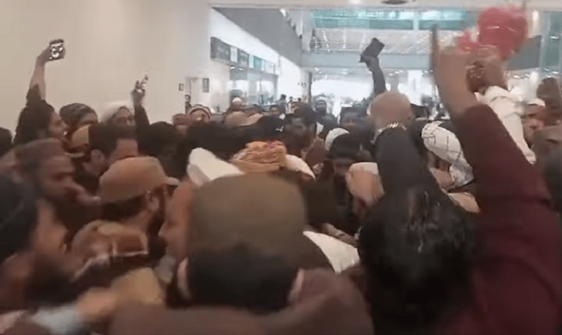 اسلام آباد ائیرپورٹ: فضل الرحمان کیخلاف نعرے لگانے پر کارکن برہم ہوگئے