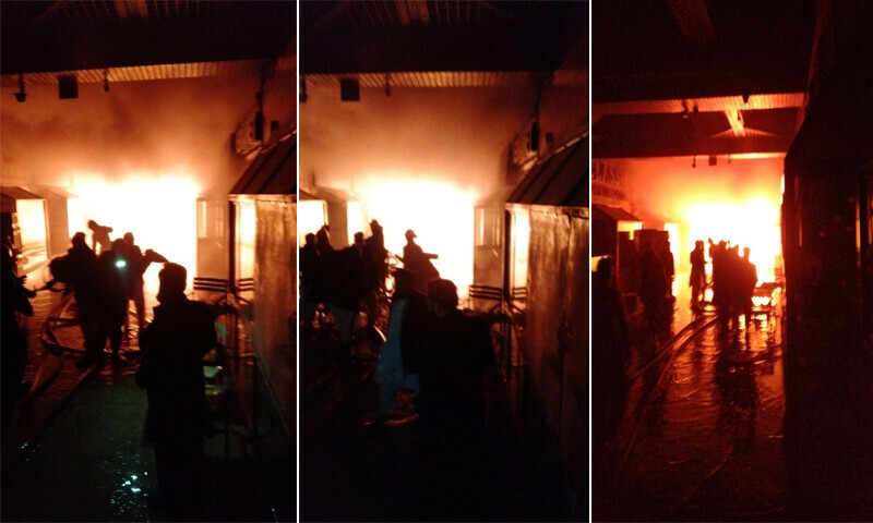 پشاور: رات گئے موبائل پلازہ میں لگنے والی آگ پر 12 گھنٹوں بعد قابو پالیا گیا، کروڑوں کا سامان خاکستر