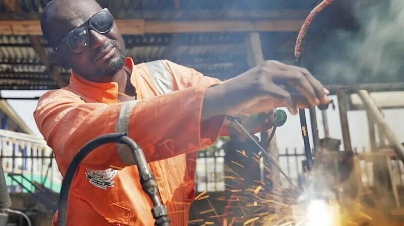 نائجیرین پروفیسر نے ویلڈنگ کی دکان کھل لی