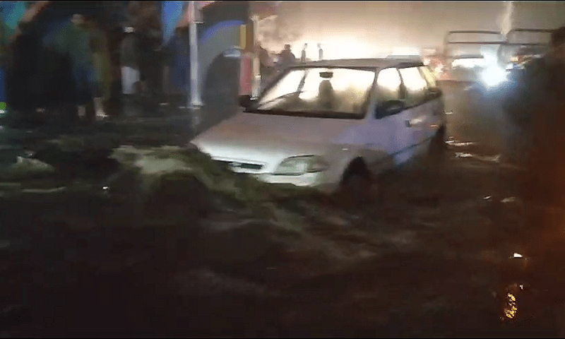 کراچی میں بارش سے نظام درہم برہم، شاہراہوں اور انڈر پاسز میں پانی جمع، لوگ رات گئے تک پھنسے رہے