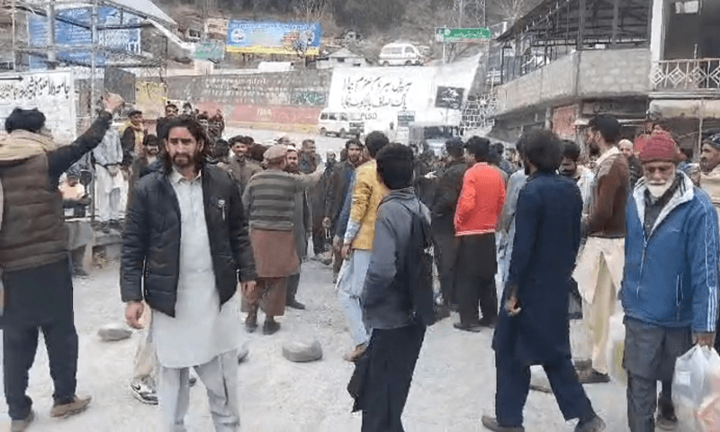 بالاکوٹ: لوڈ شیڈنگ کیخلاف درزی اور دیگر تاجر سڑکوں پر آگئے