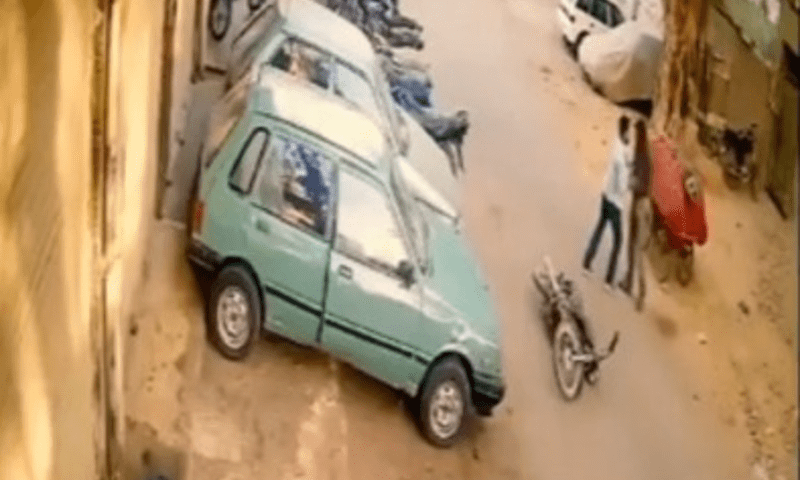 نارتھ ناظم آباد میں شہری ڈاکوؤں سے گھتم گھتا