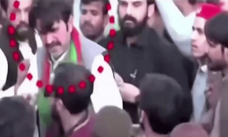 شیر افضل مروت نے کارکن کو تھپڑ مار دیا