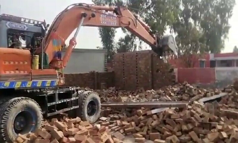 اسکول کی زمین پر دکانیں اور گھر بنانے کی کوشش طالبات نے ناکام بنادی