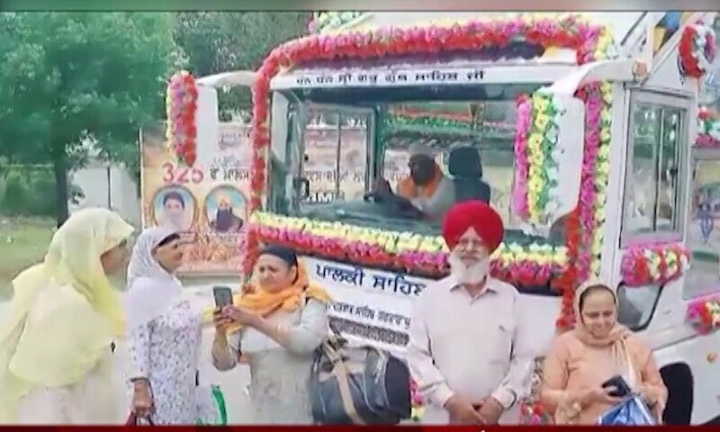 سکھ یاتری بیساکھی میلے کی تقریبات میں شرکت کیلئے پاکستان پہنچ گئے