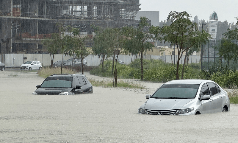 دبئی میں بارش سے نظام زندگی مفلوج، پانی شاپنگ مالز اور گھروں میں داخل