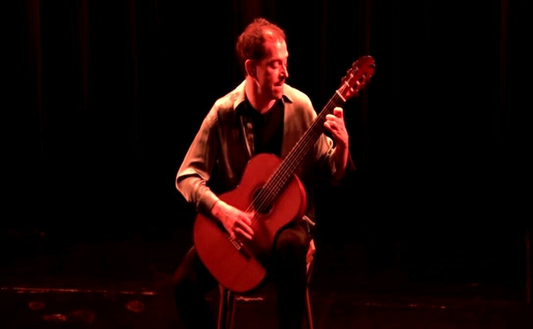 مشہور و معروف فرانسیسی گٹارسٹ کی کراچی میں شاندار پرفارمنس