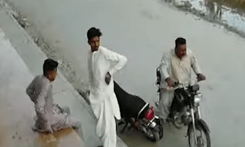 کراچی کی وائرل ترین جرائم ویڈیو پر دوستوں کی شرارت سے نوجوان کی زندگی خطرے میں