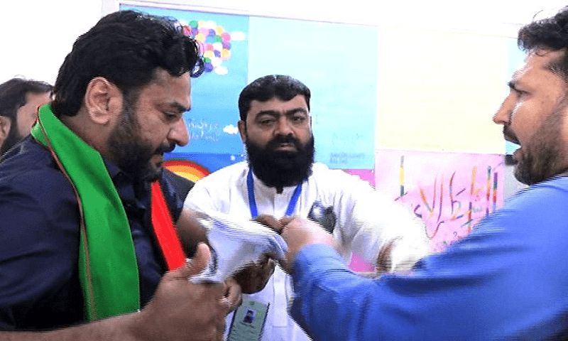 پی پی149 : پریزائیڈنگ افسر نے پولنگ ایجنٹوں سے پہلے ہی فارم 45 پر دستخط کرا لیے