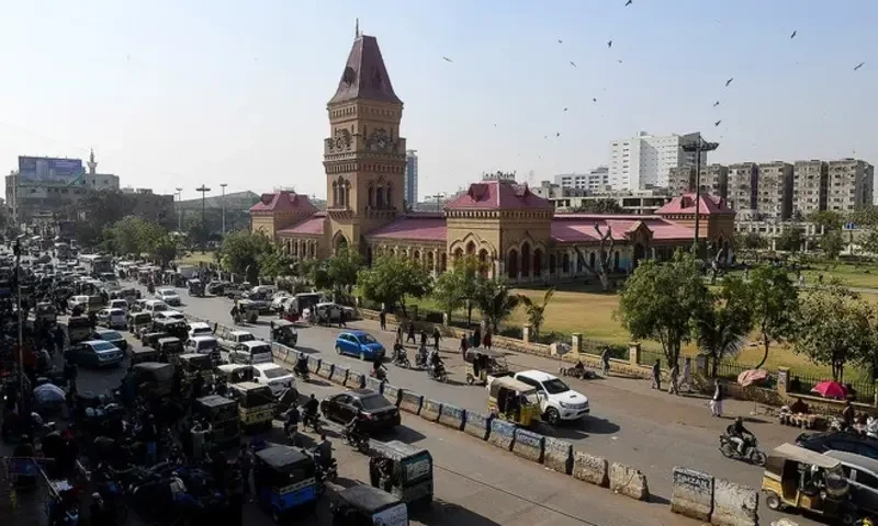 This picture taken on January 30, 2023 shows commuters passing Impress Market in Pakistan&rsquo;s port city of Karachi. AFP