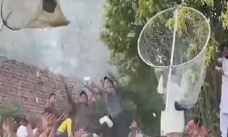 نارووال میں فون، نوٹوں، اور مہنگے تحائف کی بارش