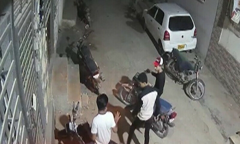 کراچی میں ڈکیت بے خوف، سی سی ٹی وی فوٹیجز میں چہرے واضح لیکن کوئی کارروائی نہیں