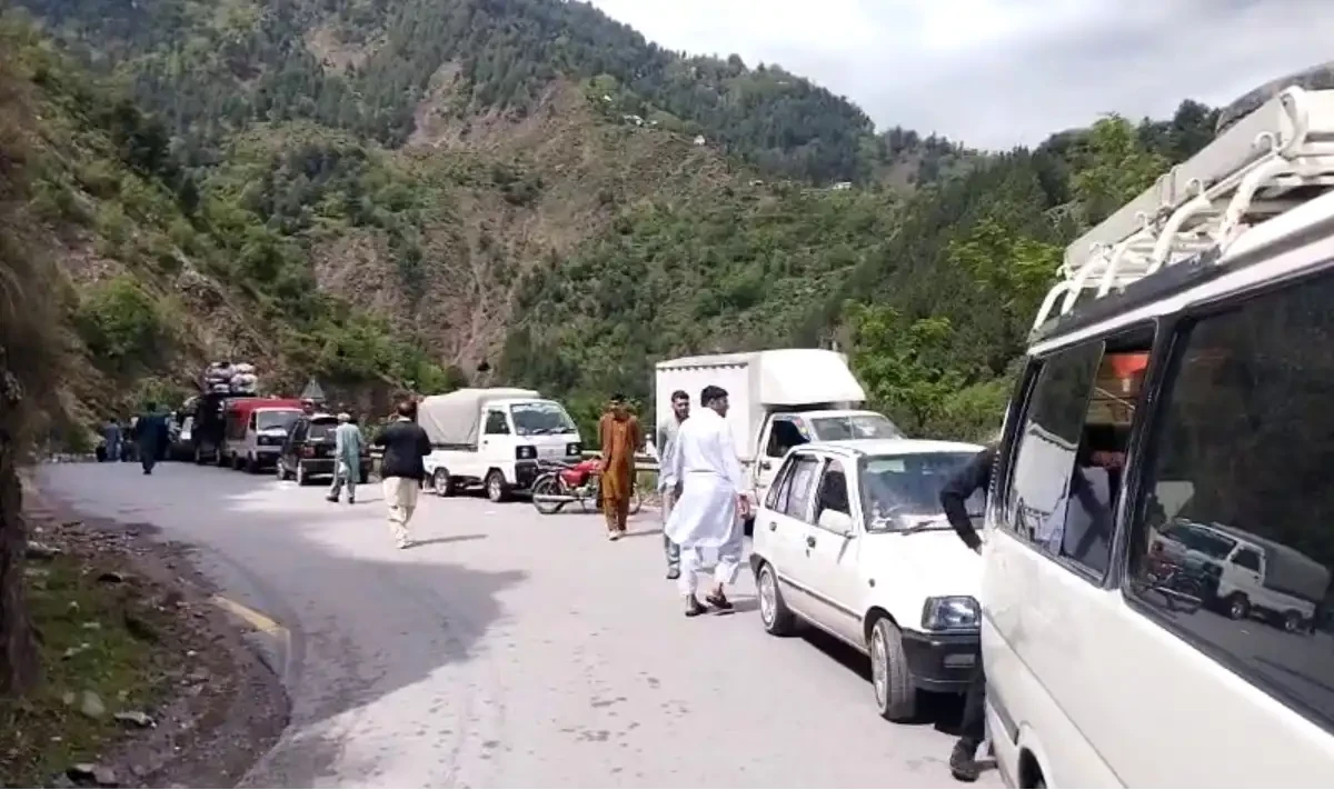 مانسہرہ: شاہراہ کاغان پر لینڈ سلائیڈنگ، سیاح اور مقامی افراد پھنس گئے