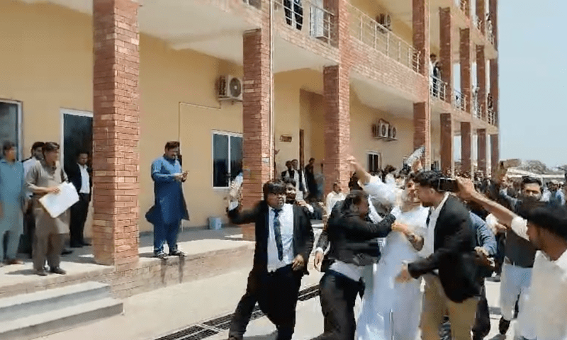 عدت نکاح کیس میں اپیلیوں کا فیصلہ سنایا نا جاسکا: کمرہ عدالت میں گرما گرمی کے بعد پی ٹی آئی وکلا کا خاور مانیکا پر حملہ